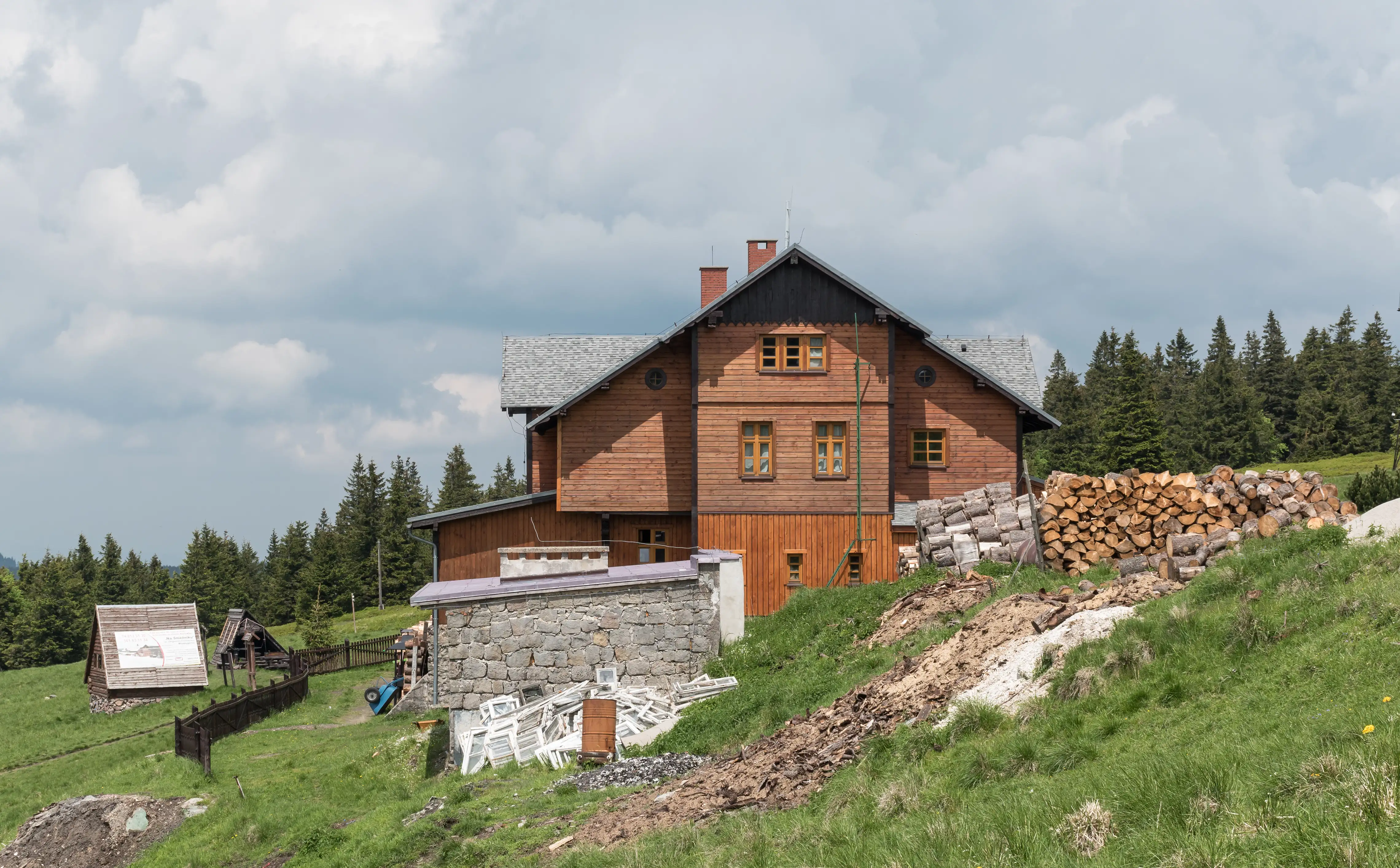 Schronisko na Śnieżniku od południa
